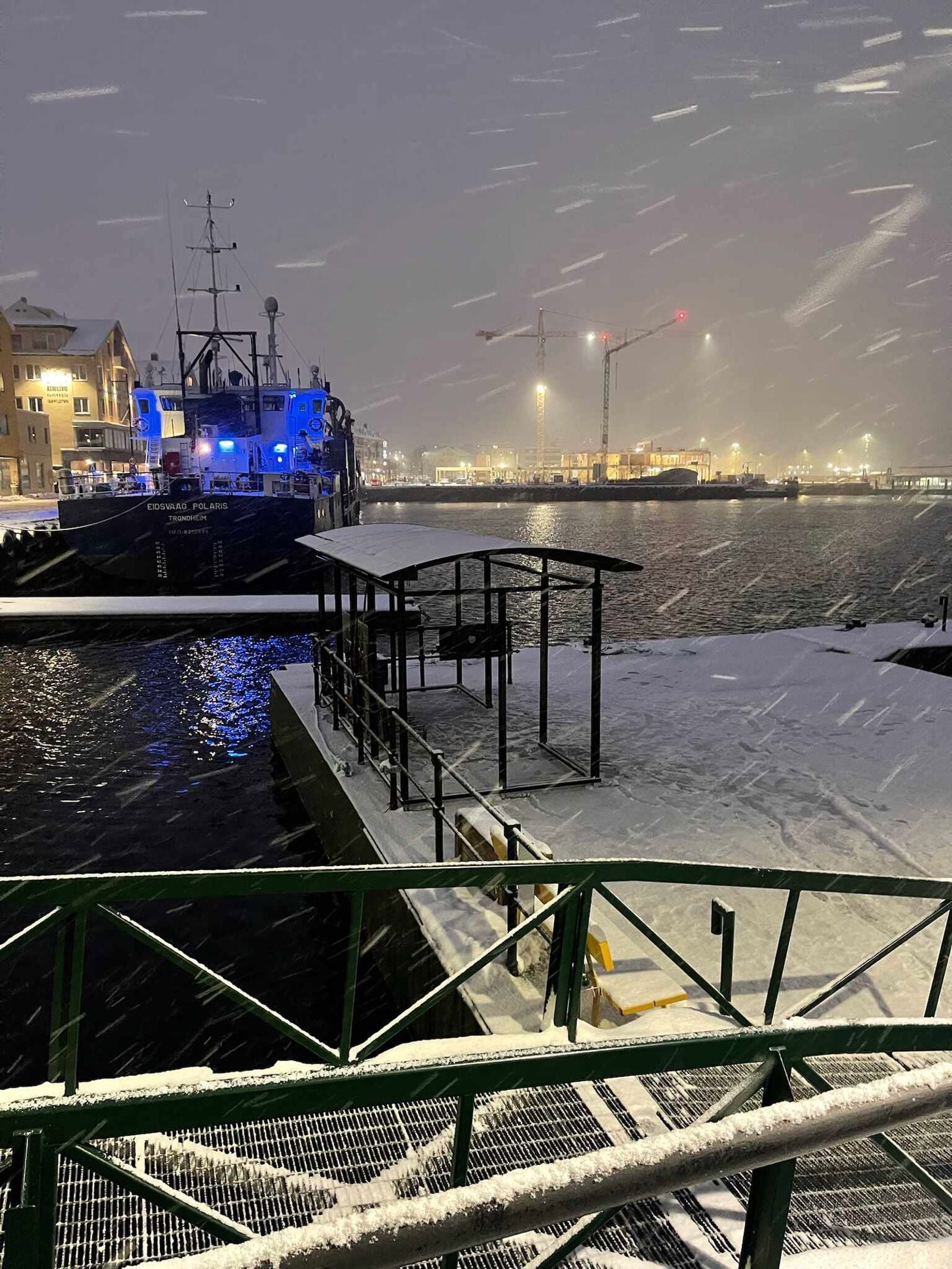 Sett ovenfra: leskur plassert på kaia i Kristiansund