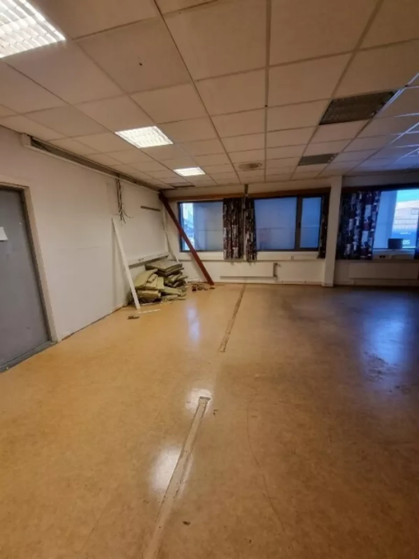 Systemvegger er fjernet og skal sette opp på nytt i ny brakkerigg