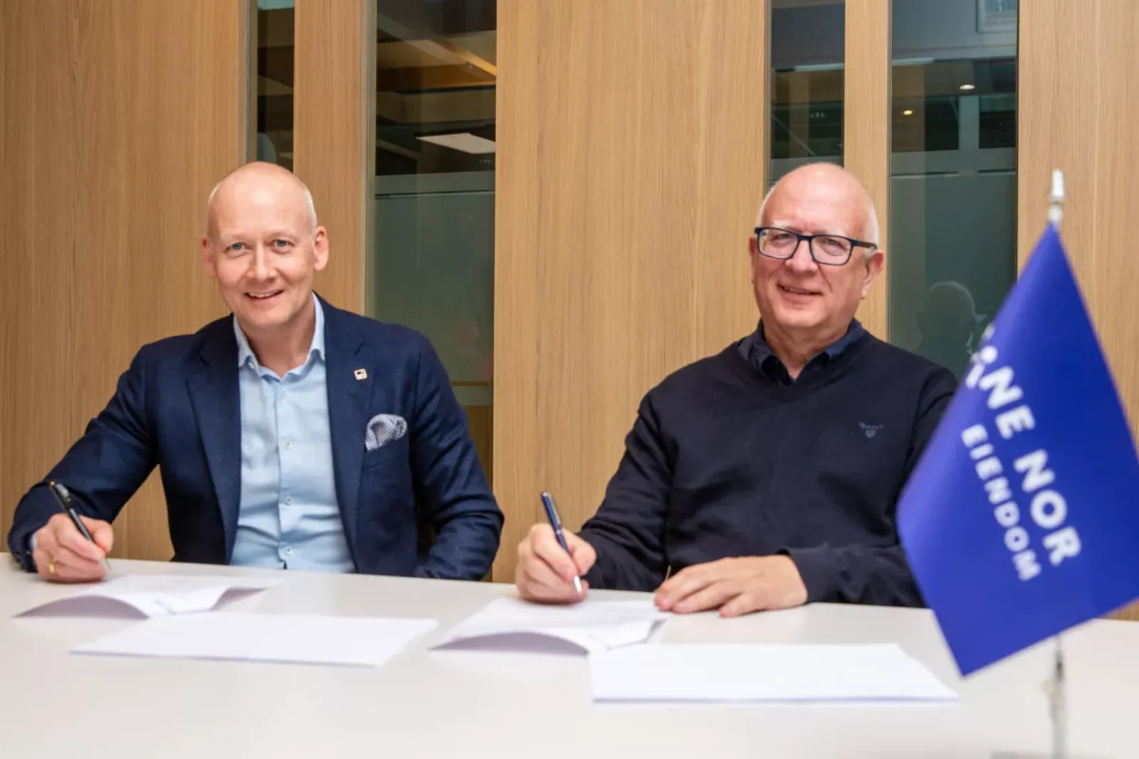 Direktør i Veidekke Bygg Trøndelag og prosjektdirektør i Bane NOR Eiendom signerer kontrakten.