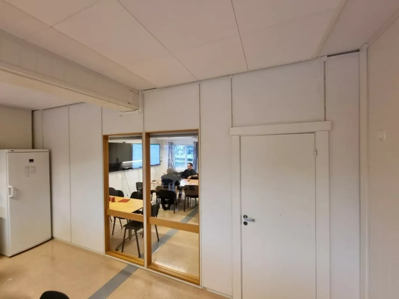 Systemveggene er satt opp igjen i ny brakkerigg