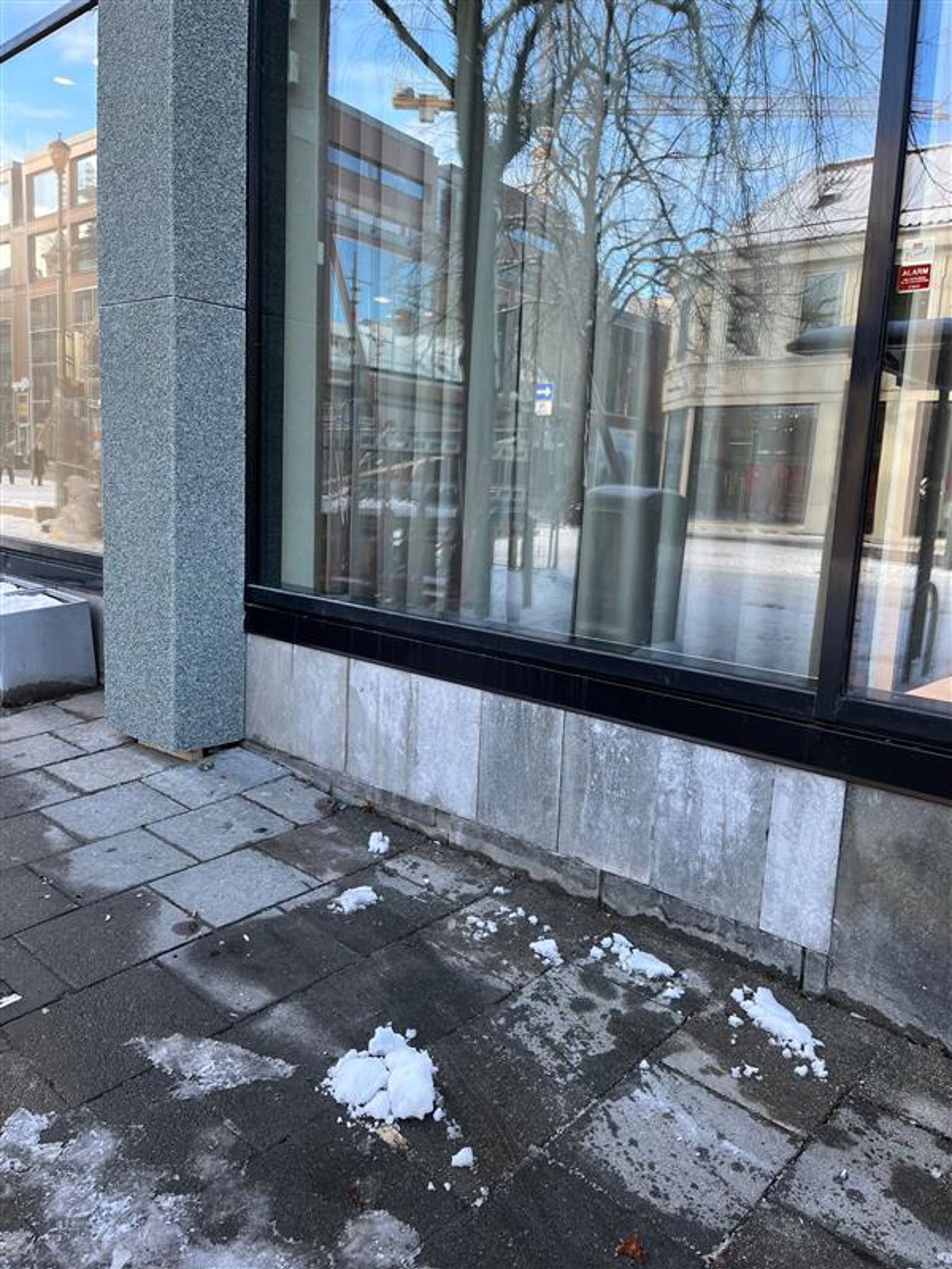 Skifer lagt i fasaden på et bygg