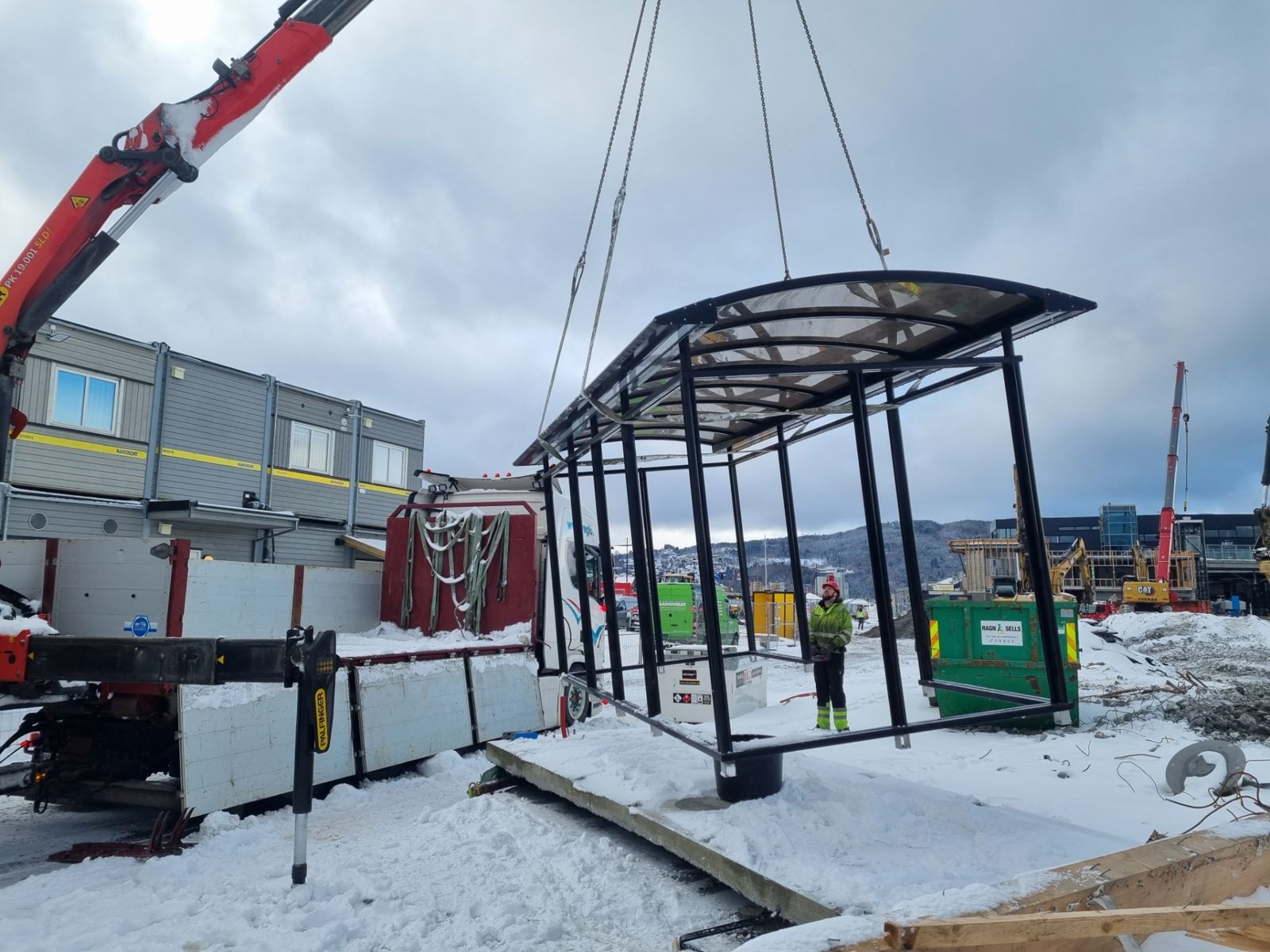 Leskur løftes med kran