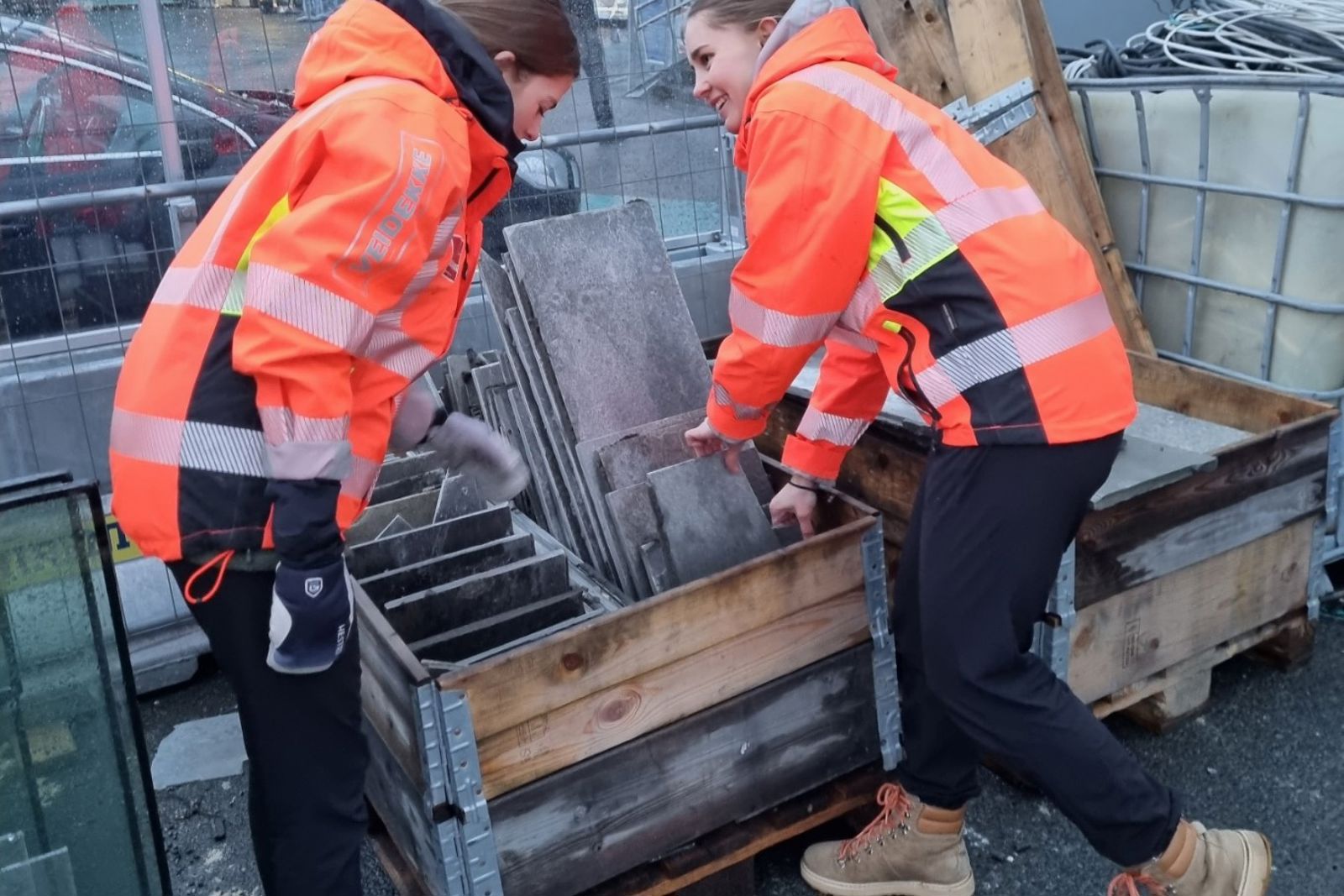 To damer plukker opp skifer