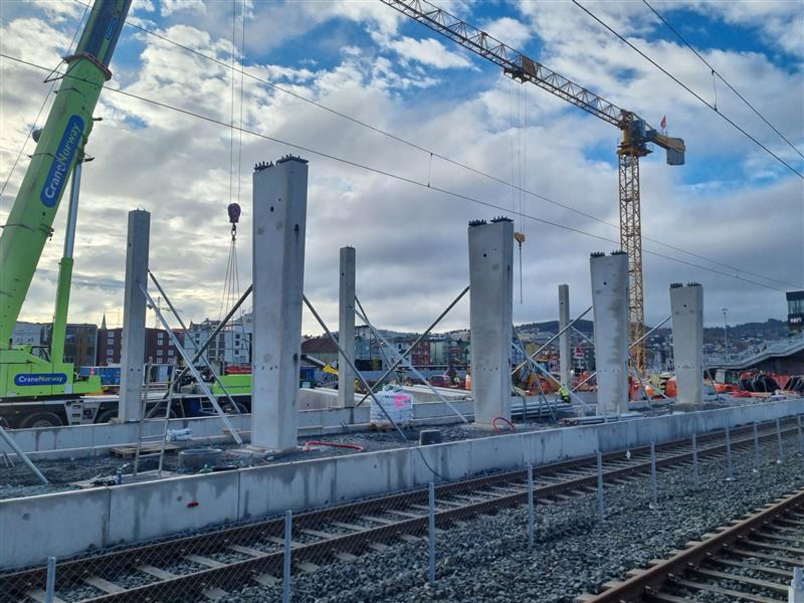 Store kraner er plassert ut på området. Søylene som her er plassert ut er store.