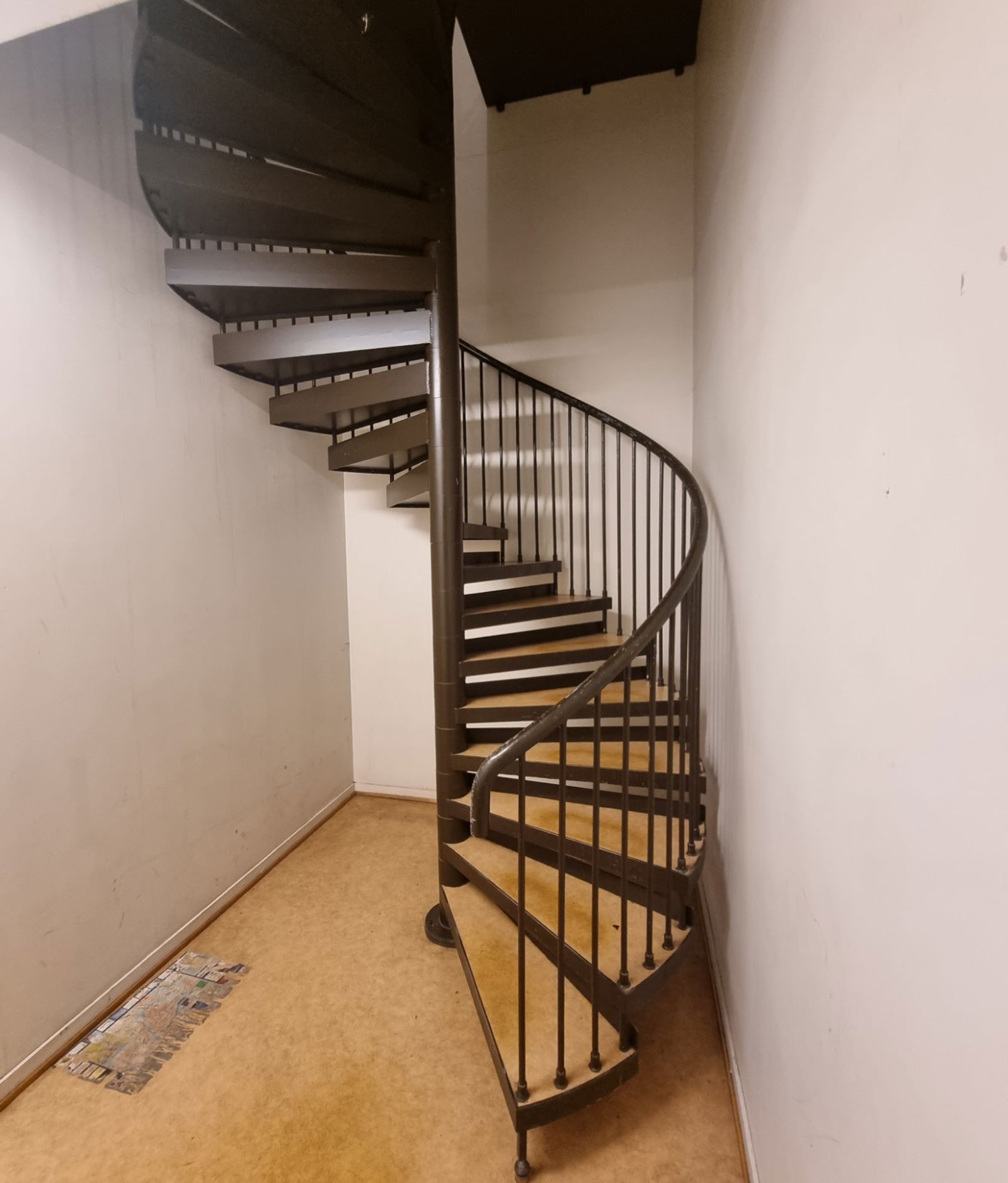 Sort ståltrapp med trinn i tre