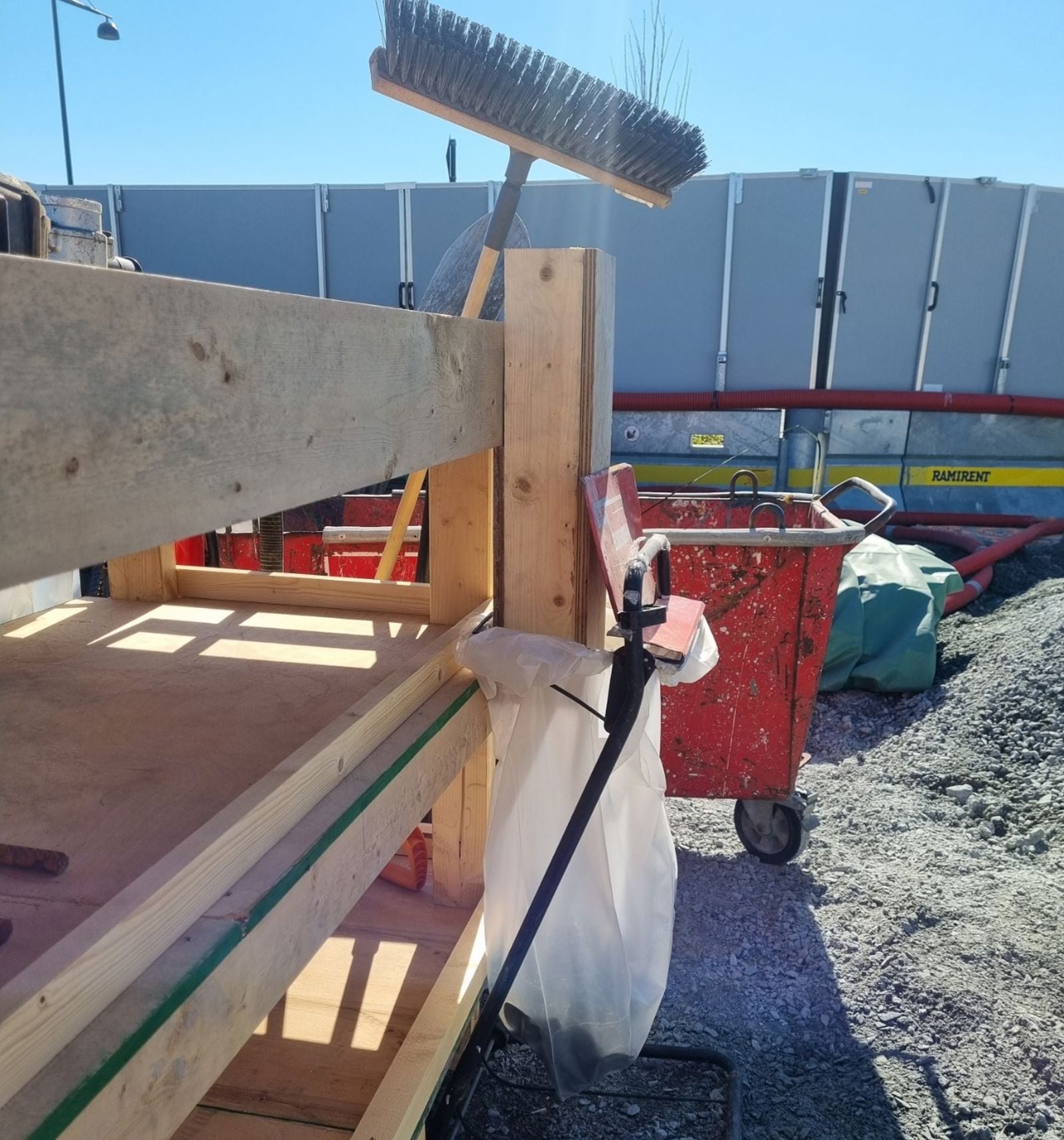 Det er snekret sammen en løsning hvor man kan koste snellene rett inn i en pose.