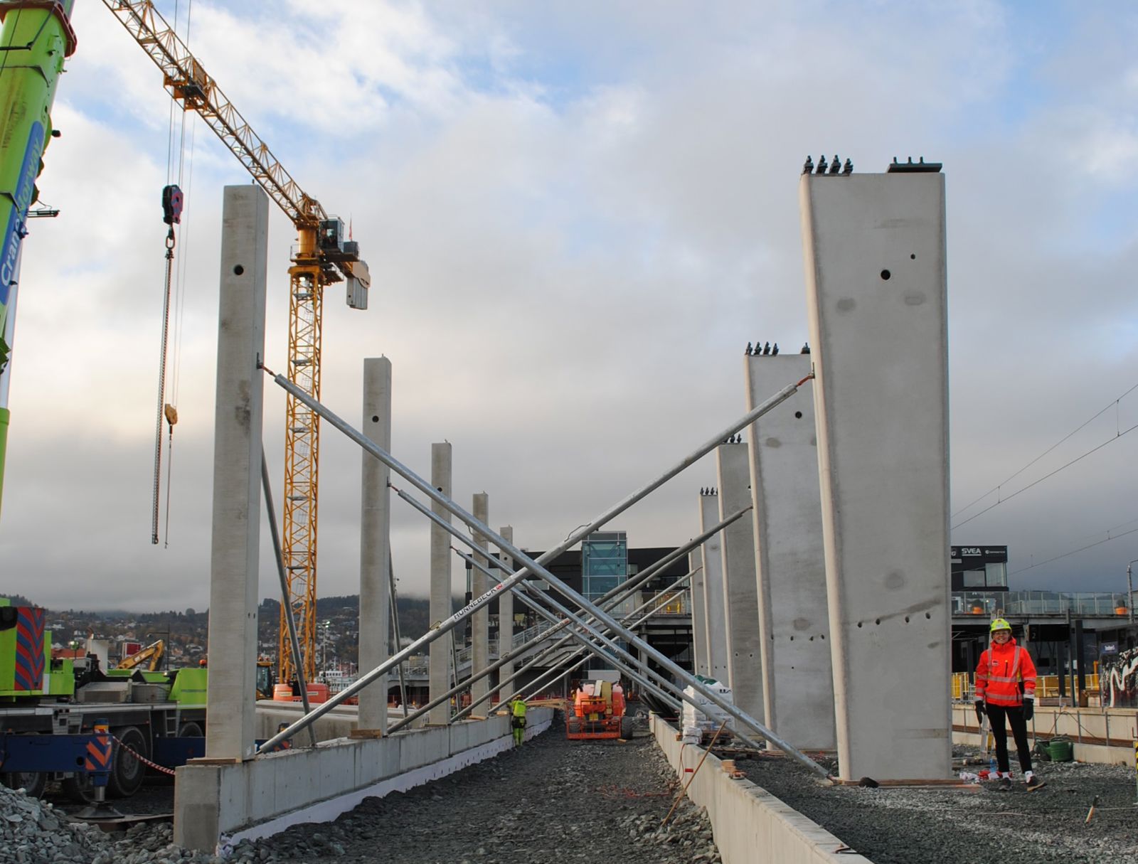 Søylene er plassert ut. De er store. Mannen som står ved siden av er bitteliten.