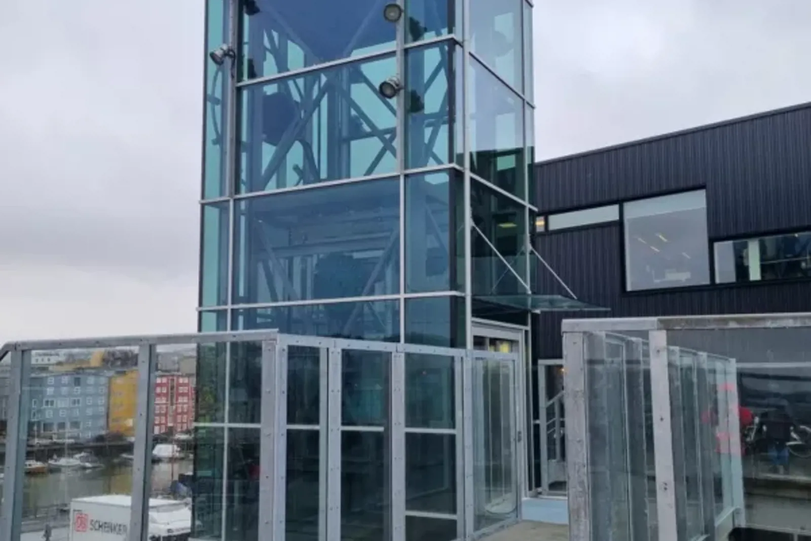 Eksteriørfoto av den nye publikumsheisen bygget i glass.