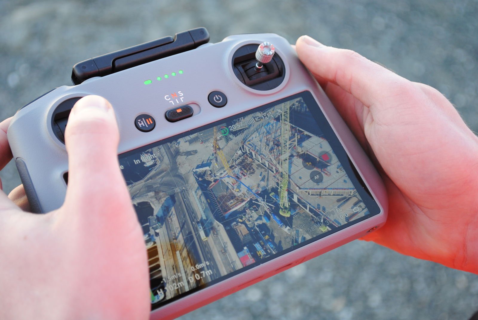 Dronekonsollen brukes til å styre dronen, og viser samtidig live-bilde over byggeplassen.