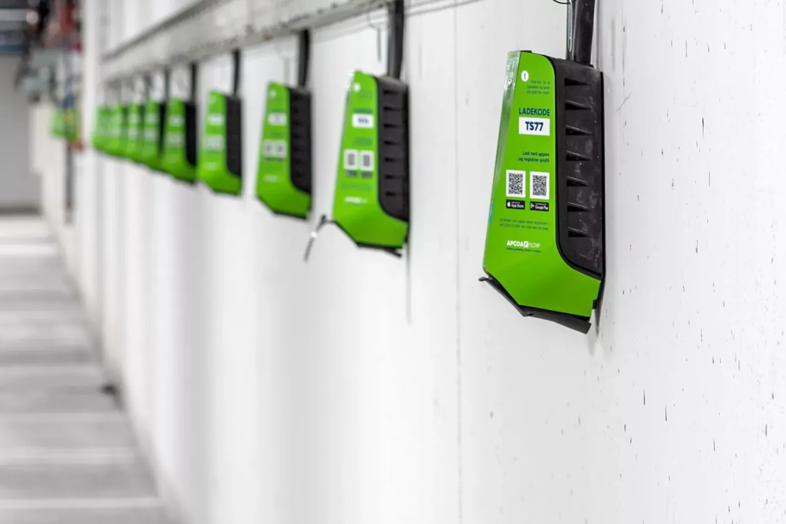 Grønne el-ladere på hvite vegger